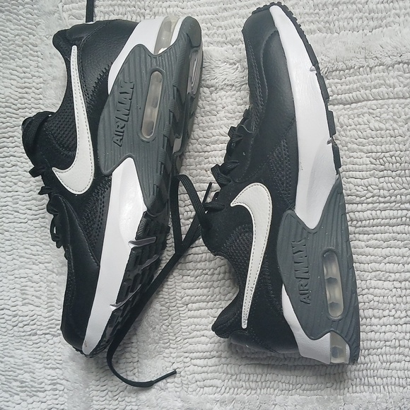 Womens Nike Air Max Black and White Athletic Shoes, Size 8 - Picture 1 of 11